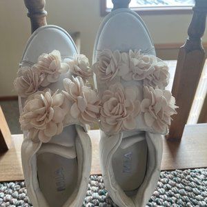 MIA Primrose off-white/cream flowered tennis shoes- sz 8.5